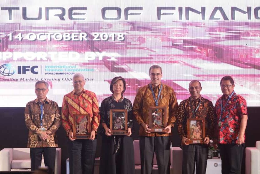 Para pembicara di OJK Internasional Research Seminar Financial Sector Development and The Future of Finance di Jimbaran, Bali, Ahad (14/10).