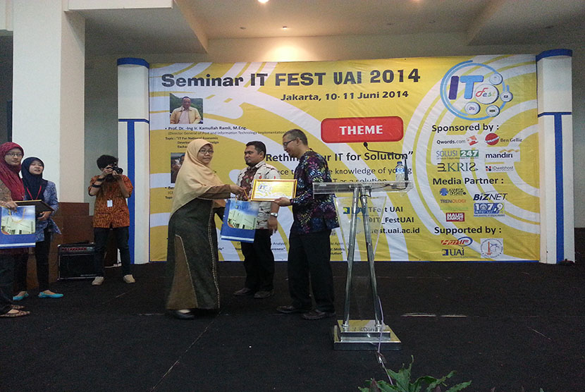 Para pembicara di seminar menerima sertifikat dari UAI