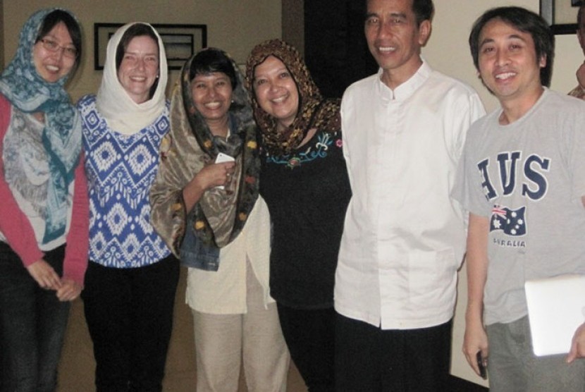  Para pembicara Forum Kajian Pembangunan bersama dengan Presiden Joko Widodo di Aceh bulan Maret 2015.