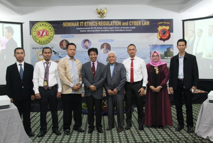 Para pembicara seminar cyber law yang diadakan Universitas BSI Bandung berfoto bersama dengan Koordinator Kopertis Wilayah IV Jabar dan Banten Prof Uman Suherman.