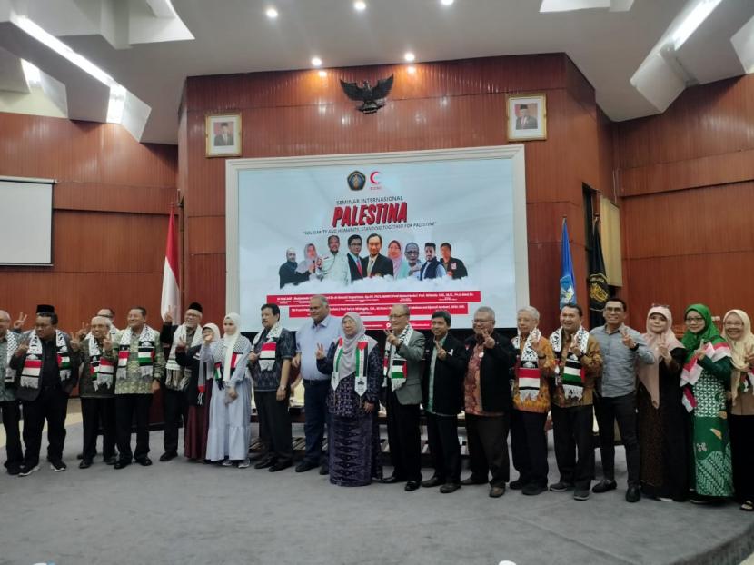 Para pembicara seminar internasional Solidaritas untuk Palestina di kampus Universitas Brawijaya, Malang, Jawa Timur, Sabtu (13/7/2024).