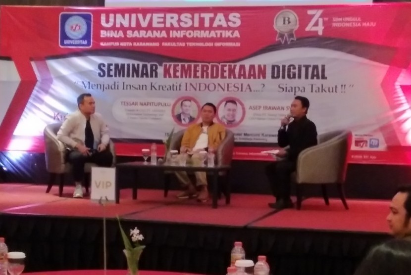 Para pembicara Seminar Kemerdekaan Digital di Karawang.