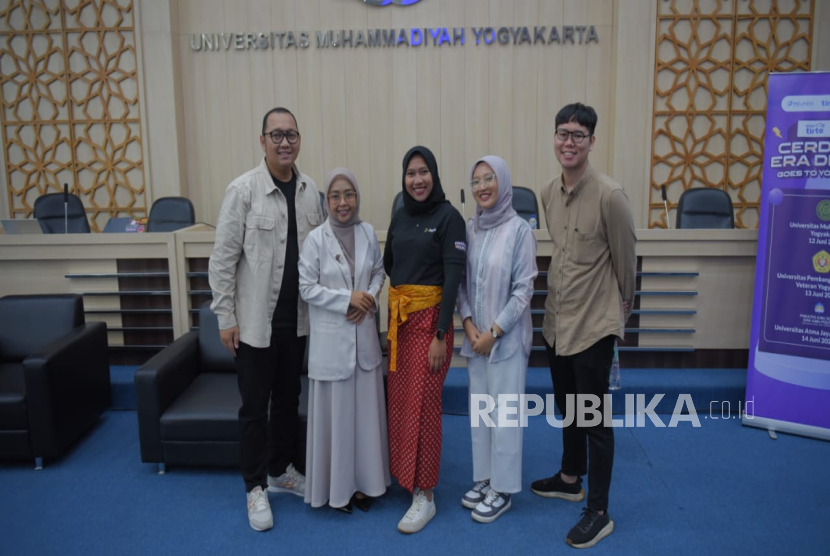 Para pembicara Talk Show bertajuk Cerdas di Era Digital, yang merupakan rangkaian program Jagoan Kampus yang melibatkan lebih dari 500 mahasiswa dari tiga kampus ternama di Yogyakarta, Kamis (12/6/2025).