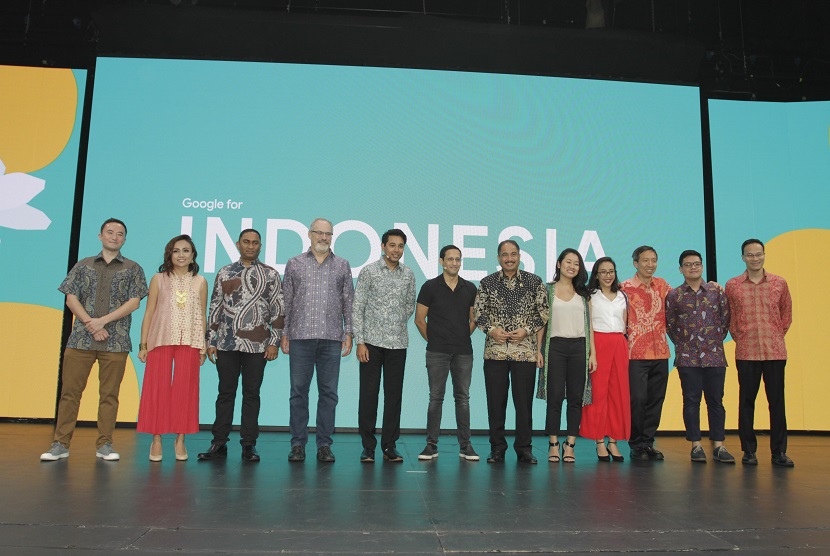 Para pembicara usai menyampaikan keynote dalam  acara Google for Indonesia 2018 di Ciputra Artpreneur Lotte Shopping Venue, Kuningan, Selasa (4/12).