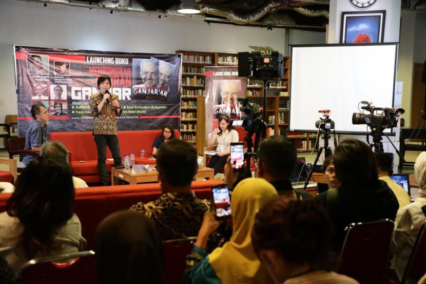 Para pembicara utama dalam bedah buku berjudul Hitam Putih Ganjar di Jakarta. 
