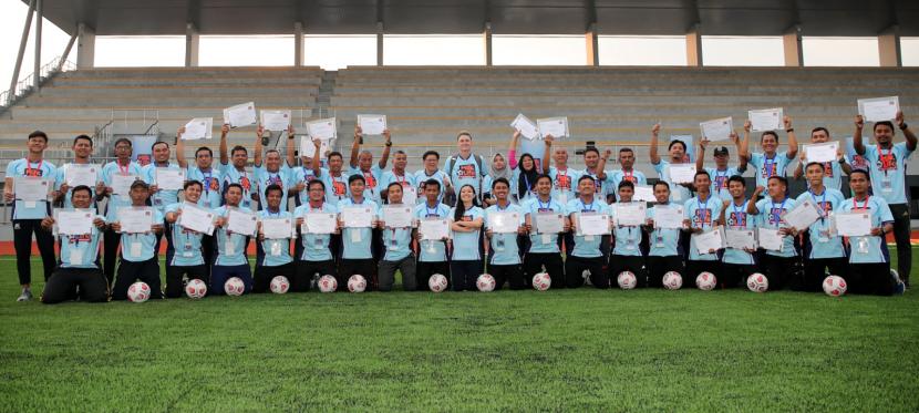 Para pembina sepak bola putri dalam kegiatan MilkLife Soccer Coaching Clinic. 