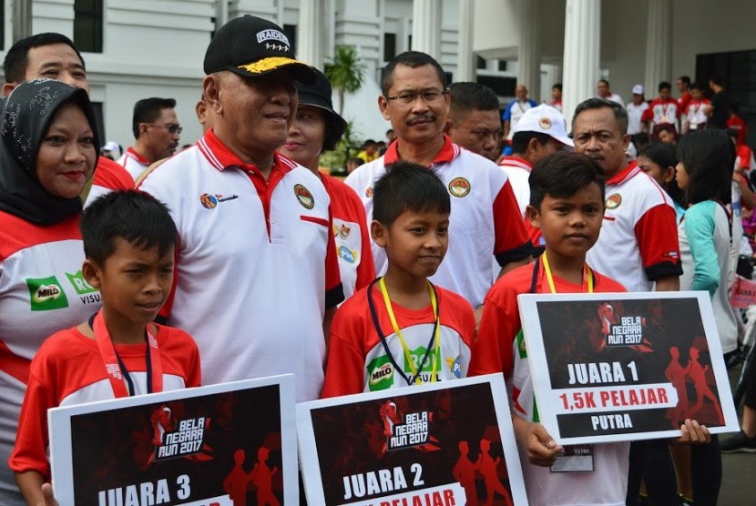 Para pemenang Bela Negara Run 2017 bersama Menhan Rymizafr Ryacudu.