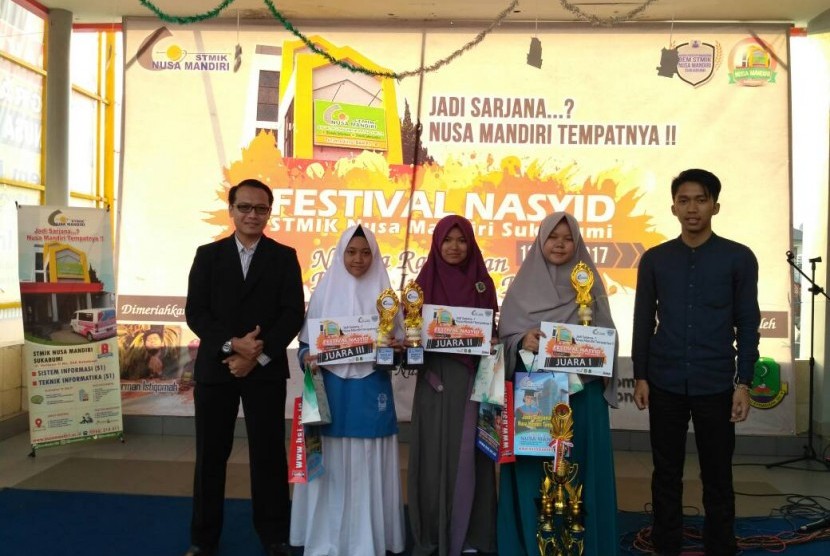 Para pemenang Festival Nasyid yang diadakan oleh STMIK Nusa Mandiri Sukabumi.