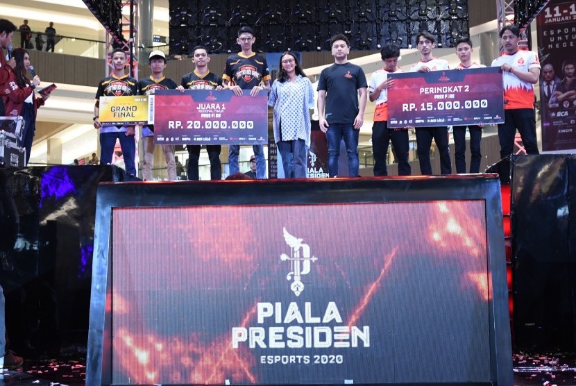 Para pemenang final kualifikasi regional Indonesia Timur Piala Presiden Esports 2020.