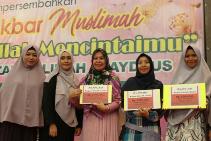 Para pemenang hadiah voucher  umrah dari Albilad  Travel Cabang Maluku Utara.