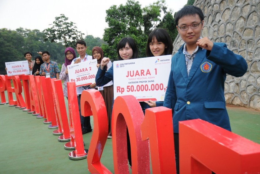 Para pemenang kategori proyek sains berfoto berfoto bersama saat Penganugerahan Pemenang Tingkat Nasional Kategori Teori dan Pemenang Tingkat Regional Kategori Proyek Sains OSN Pertamina 2015 di Universitas Indonesia, Depok, Jawa Barat, Kamis (26/11).