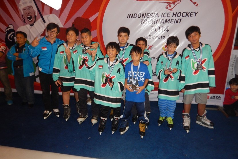 Para pemenang kompetisi Ice Hockey Tournament, di BX Rink, Bintaro, 19-23 November 2014.