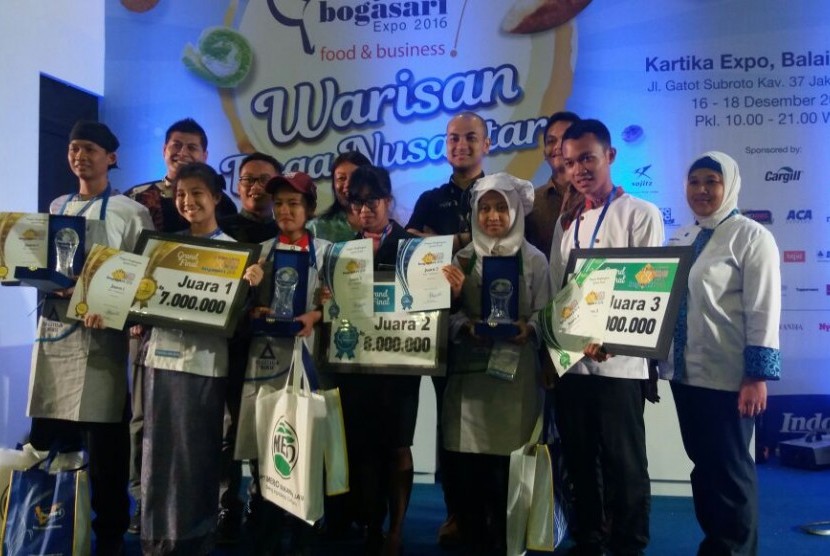 Para pemenang Lomba Cipta Karya Resep Bogasari untuk siswa SMK 