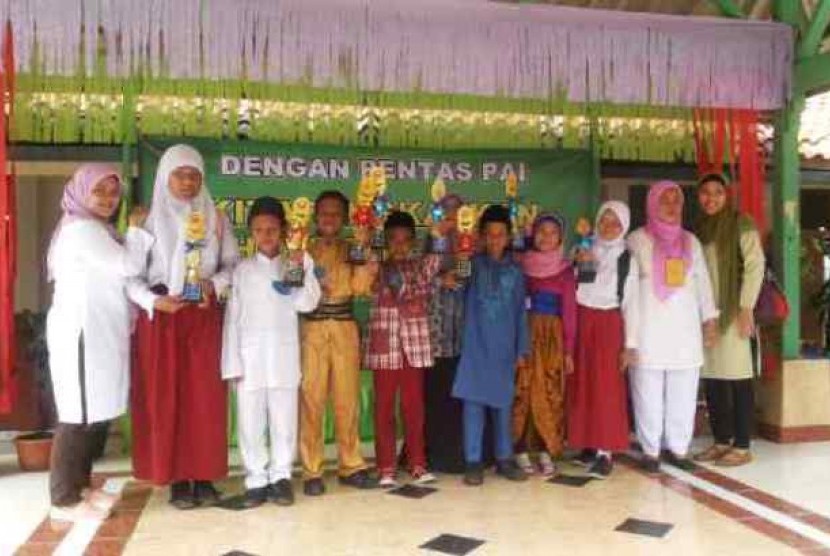 Siswa SD sedan  pemenang lomba pentas seni Pendidikan Agama Islam.