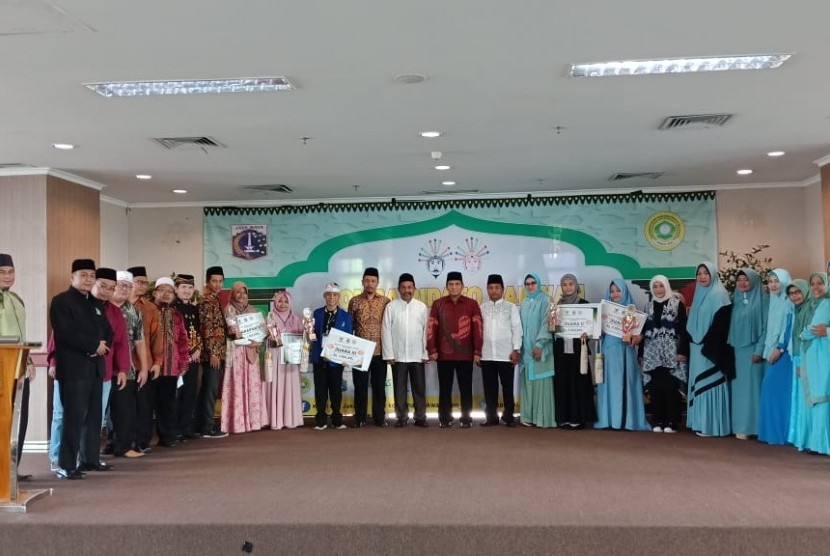 Para pemenang Lomba Pidato Dakwah Piala Gubernur DKI Jakarta tingkat SLTA se-DKI Jakarta.
