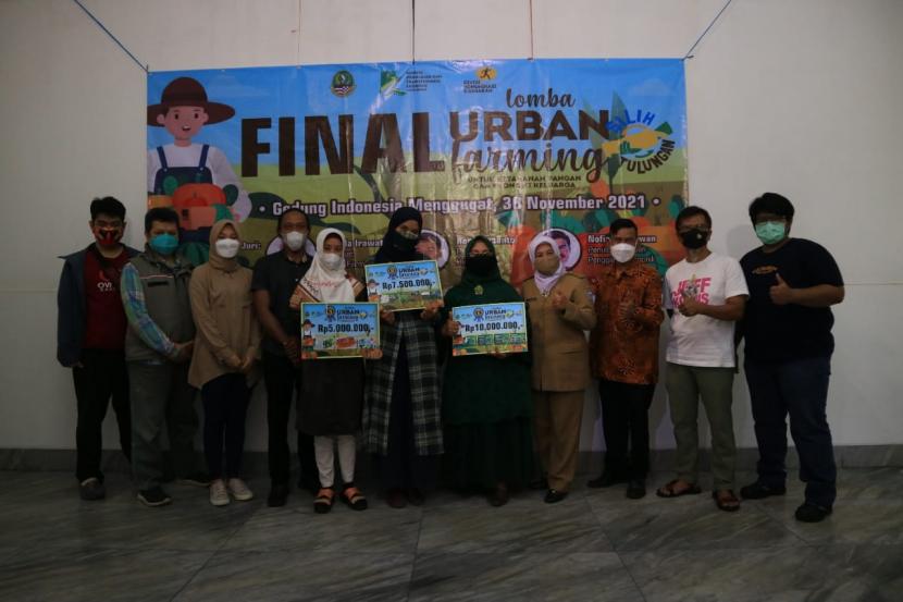 Para pemenang lomba Urban Farming yang diselenggarakan KPED Jabar di Gedung Indonesia Menggugat Kota Bandung, Selasa (30/11). 