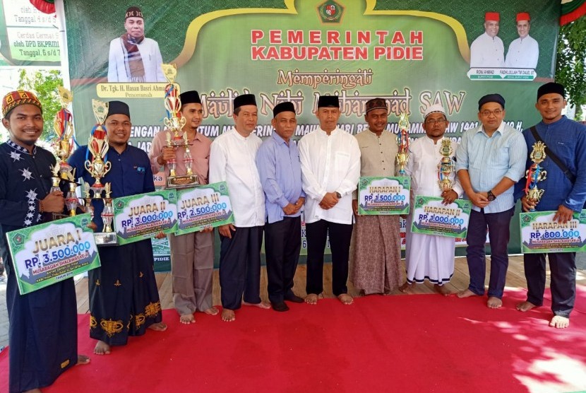 Para pemenang Mushabaqah Shalawat Ke-2 antar-Dayah dalam Kabupaten Pidie, Provinsi Aceh. 