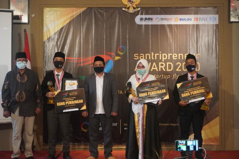 Para pemenang Santripreneur Award 2020.
