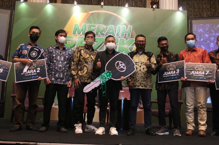 Para pemenang Semarak Tantangan Rejeki setengah miliar yang diinisiasi oleh Rajaherbal Makmur Sejahtera (Rajaherbal) dan Paidin Teknologi Nusantara (Paidin).