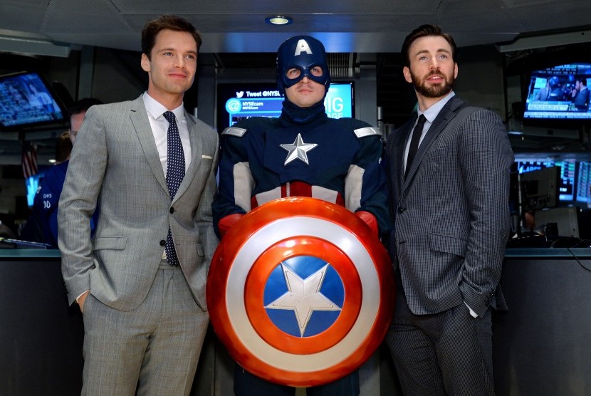 Para pemeran Captain America, Sebastian Stan (kiri) dan Chris Evans (kanan) berpose dengan pria berkostum Kapten Amerika.
