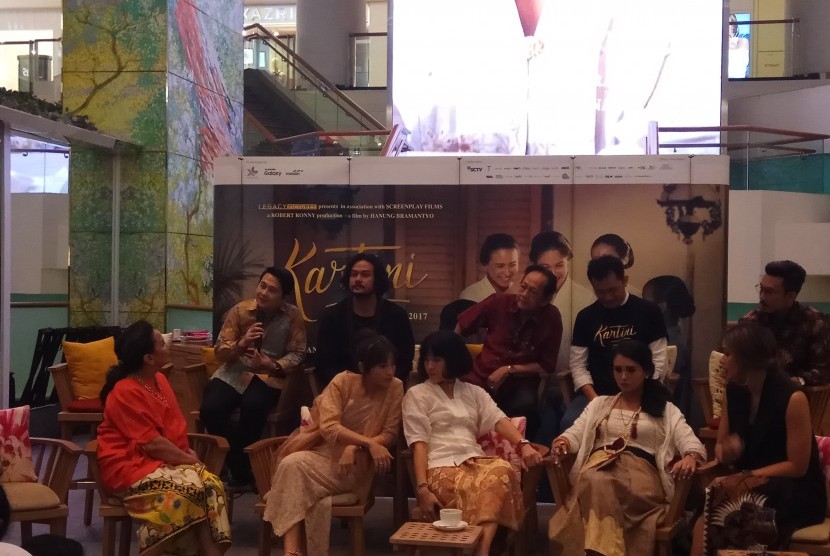 Para pemeran dan kru di balik layar film Kartini.