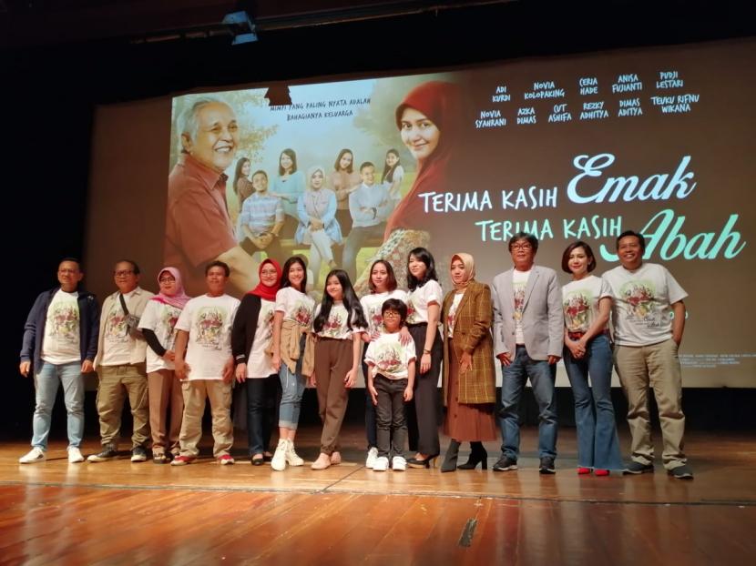 Para pemeran dan kru film Terima Kasih Emak Terima Kasih Abah yang segera tayang 16 April 2020.