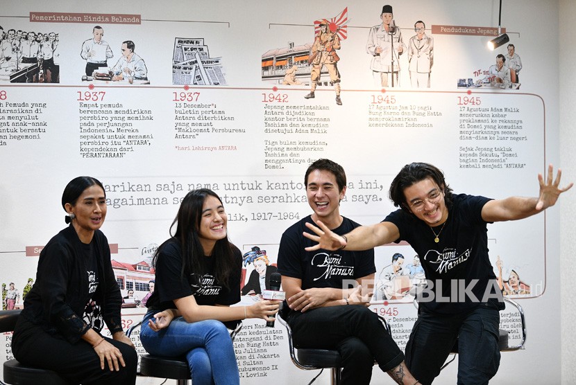 Para pemeran film Bumi Manusia Ayu Laksmi (kiri), Mawar Eva de Jongh (kedua kiri), Jerome Kurniawan (kedua kanan), dan Bryan Domani memberikan keterangan saat berkunjung di Kantor Berita Antara, Wisma Antara, Jakarta, Rabu (31/7/2019).