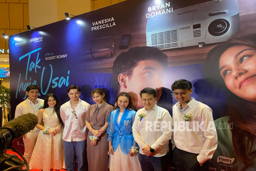 Para pemeran film drama romantis Tak Ingin Usai di Sini dalam konferensi pers di XXI Epicentrum Jakarta, Rabu (28/5/2025). 