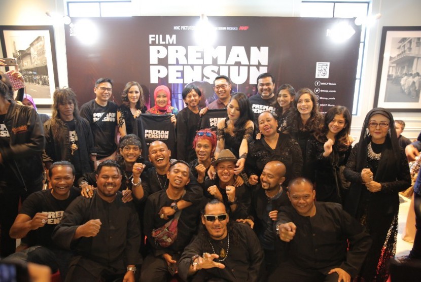 Para pemeran Film Preman Pensiun foto besama. Mereka hadirdi Gala Premiere Film Preman Pensiun di Cinema XXI Cihempelas Walk, Sabtu (12/1). 