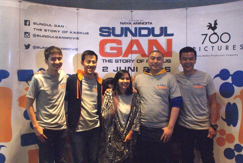 Para pemeran film Sundul Gan, bersama sutradara dan pendiri Kaskus.