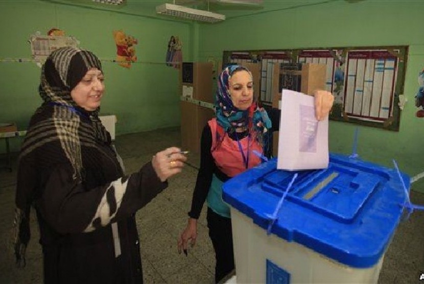Para pemilih Irak memberikan suara di salah satu TPS di Baghdad, Sabtu (20/4).