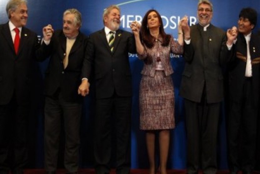 Para pemimpin Amerika Latin (dari kiri): Presiden Cile Sebastian Pinera, Presiden Uruguay Jose Mujica, Presiden Brasil Luiz Inacio Lula da Silva, Presiden Argentina Cristina Fernandez, Presiden Paraguay Fernando Lugo, dan Presiden Bolivia Evo Morales.