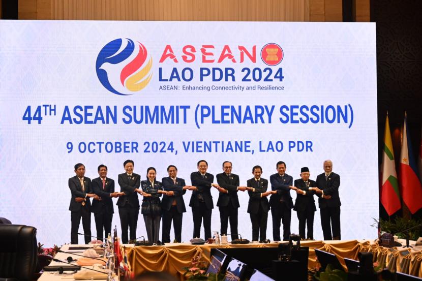 Para pemimpin ASEAN berfoto di KTT ke-44 dan ke-45 ASEAN di Laos (ilustrasi)