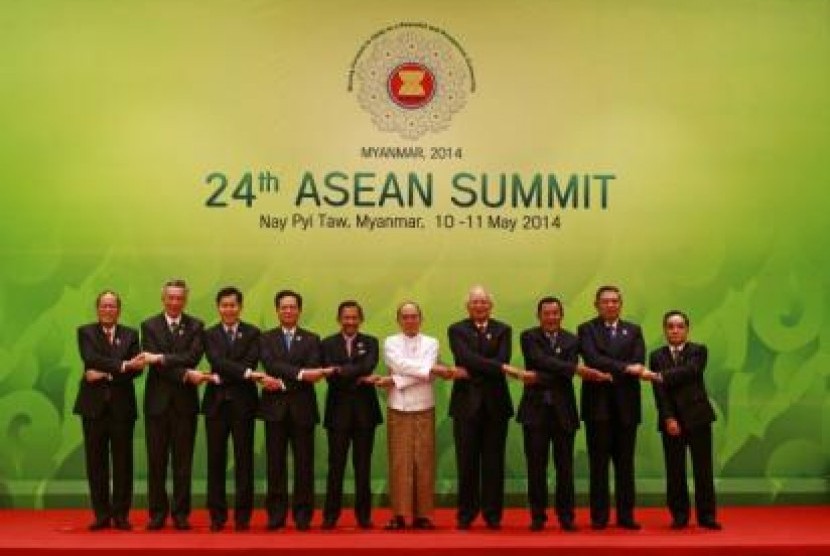 Para pemimpin ASEAN berpose dalam pembukaan KTT ASEAN ke-24 di Naypydaw, Myanmar, Ahad (11/5).