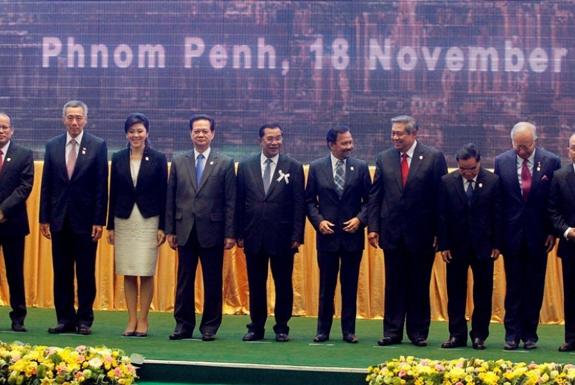 Para pemimpin ASEAN dalam Pembukaan KTT ASEAN ke-21 ASEAN di Peace Palace, Phnom Penh, Kamboja, Ahad (18/11).