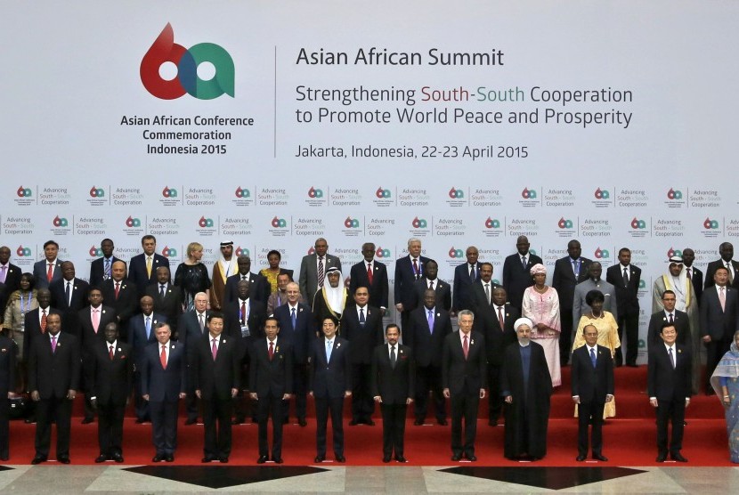Para pemimpin Asia dan Afrika berpose untuk foto grup selama KTT Asia Afrika di Jakarta, Indonesia, Rabu 22 April 2015. (AP Photo / Dita Alangkara)