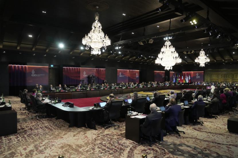 Para pemimpin berkumpul dalam KTT pemimpin G20 di Nusa Dua, Bali, Indonesia, Selasa, 15 November 2022.