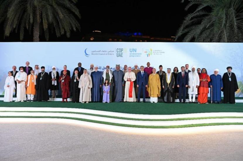 Para pemimpin dan tokoh agama dunia berfoto bersama usai penyelenggaraan Global Faith Summit on Climate Action di Uni Emirat Arab. 