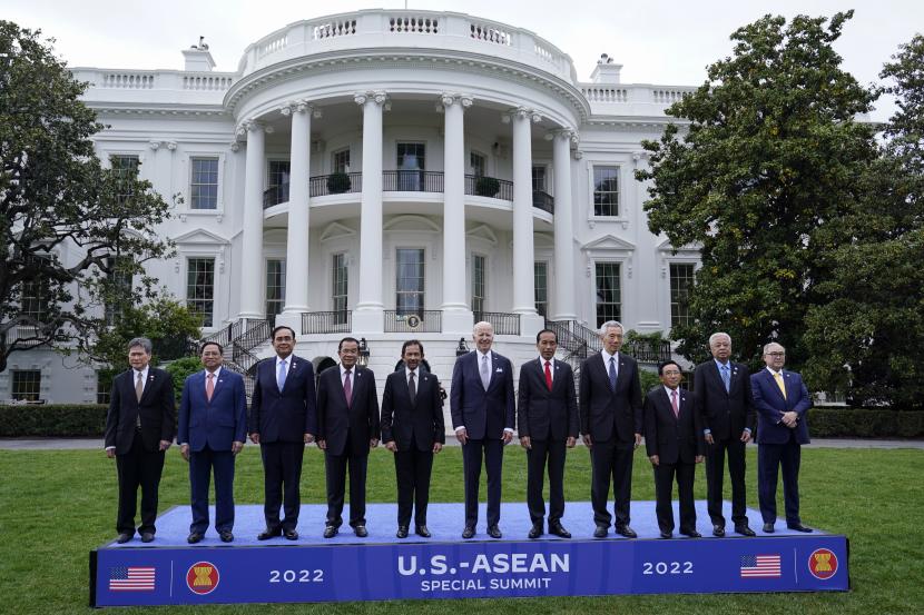 Para pemimpin dari Perhimpunan Bangsa-Bangsa Asia Tenggara (ASEAN) berpose dengan Presiden Joe Biden dalam foto bersama di Halaman Selatan Gedung Putih di Washington, Kamis, 12 Mei 2022.