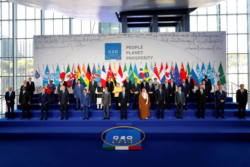 Para pemimpin dunia berkumpul untuk sesi foto resmi pada hari pertama KTT G20 di pusat konvensi La Nuvola, Roma, Italia. G20 sepakat mempercepat penghapusan batu bara secara bertahap atasi perubahan iklim.