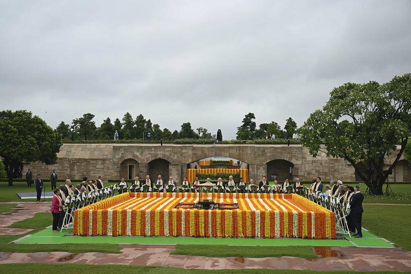 Para pemimpin G20 memberikan penghormatan di monumen yang didedikasikan untuk pemimpin kemerdekaan India, Mahatma Gandhi pada Ahad (10/9/2023). 