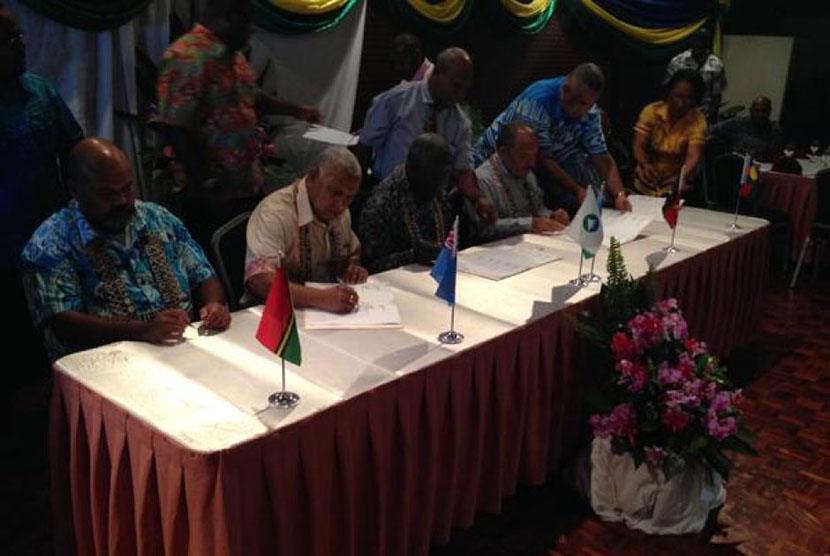 Para pemimpin Melanesian Spearhead Group menandatangani komunike bersama di Honiara.