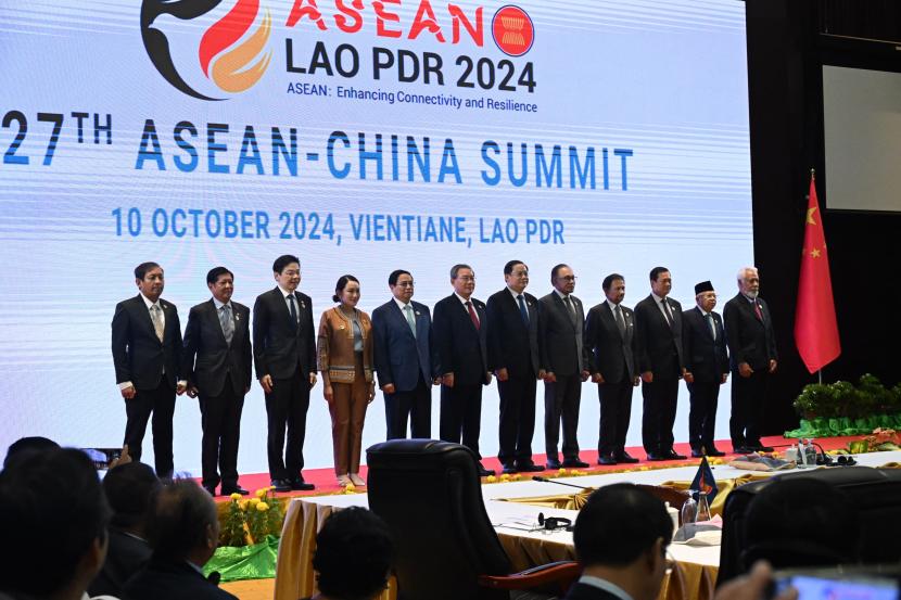 Para pemimpin negara ASEAN berpose bersama PM China pada KTT ASEAN-Cina ke-27 di Vientiane, Laos, Kamis (10/10/2024).