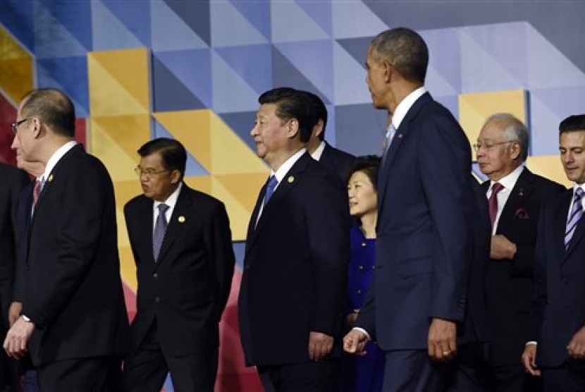 Para pemimpin negara Asia Pasifik, Presiden AS Barack Obama dan Presiden Cina Xi Jinping berjalan meninggalkan panggung usai berfoto.