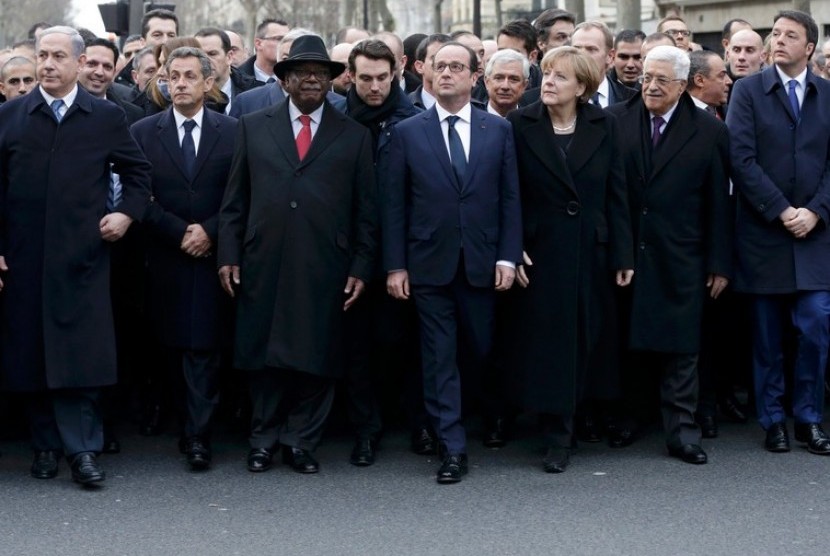 para pemimpin negara bergandengan tangan dalam peringatan Charlie Hebdo