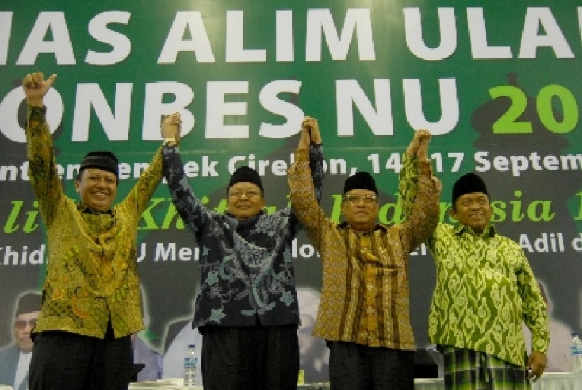 Para Pemimpin NU berfoto bersama dalam acara penutupan Musyawarah nasional (Munas) dan konferensi besar (konbes) NU 2012 di Pesantren Kempek, Palimanan, Cirebon, Senin (17/9) lalu.