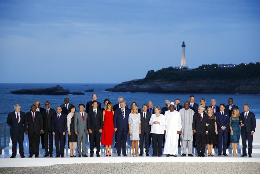 Para pemimpin tujuh negara yang tergabung di G7 dan tamu undangan berpose di sela KTT G7 di Biarritz, Prancis, Ahad (25/8).
