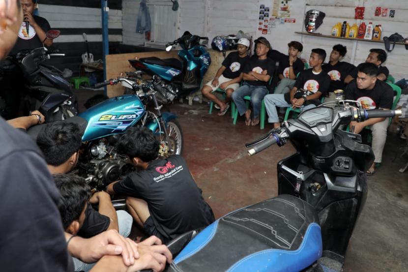 Para pemuda di Kabupaten Karo, Sumatra Utara mendapatkan pelatihan tune up kereta alias sepeda motor. 