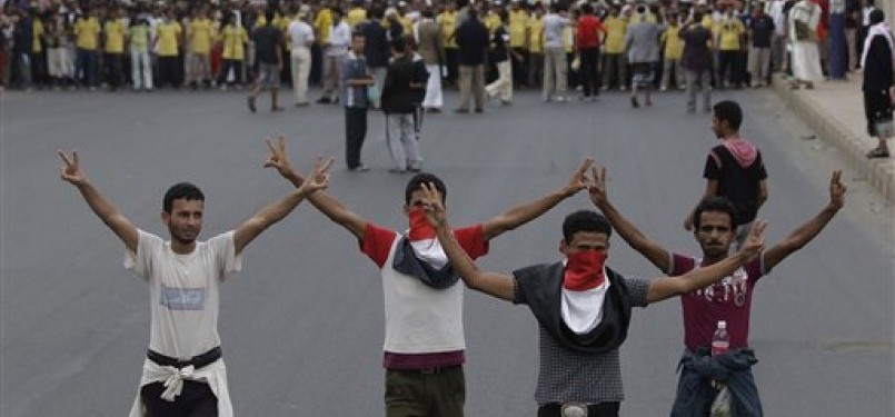 Para pemuda Yaman mengacungkan tanda kemenangan saat berunjuk rasa menuntut pengunduran diri Presiden Ali Abdullah Saleh. 
