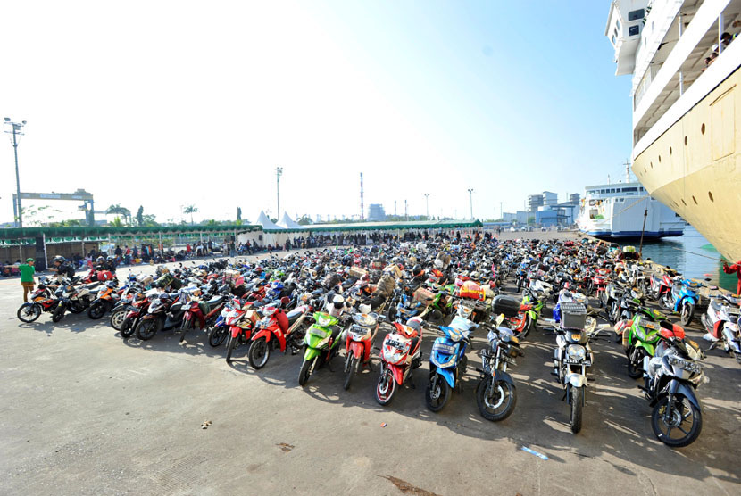 Bike travelers queue at Tanjung Emas Port in Semarang, Central Java, during holiday season. (illustration)